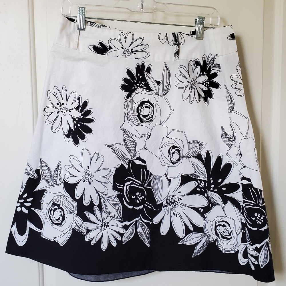 Black and white floral print skirt size 9